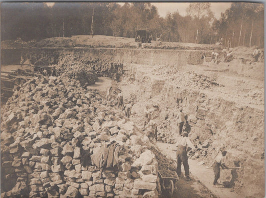 2 photos prisonniers boches revenant du travail et à la carrière 1914-18 10,5 x 7,5 cm