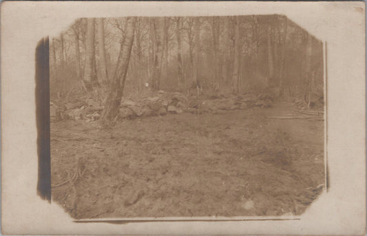 carte photo morts du Bois le Prêtre, Quart en Réserve en attente de leur transfert au cimetière du Pétant 1915