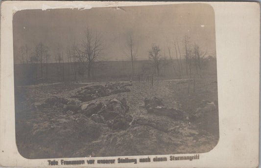 carte photo allemande avec de nombreux morts français  1914-1918