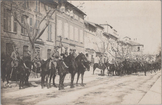 carte photo prise d'armes avec l'étendard du 8° régiment de dragons 1914-1918