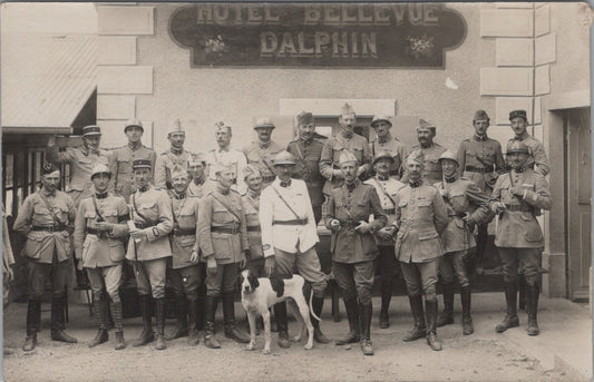 carte photo des officiers du 2° régiment de dragons avec un chien 1914-1918
