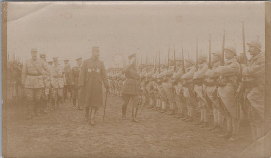 photo général Gouraud et général anglais passant des poilus en revue 11 x 6,5 cm