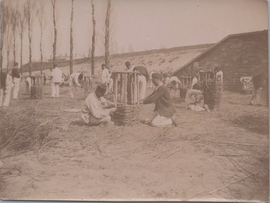 photo de soldats préparant des gabions dans un fort avant 1914 11,5 x 8,5 cm