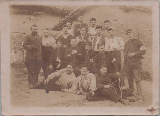photo d'un groupe de poilus infirmiers début de guerre 9 x 6,5 cm