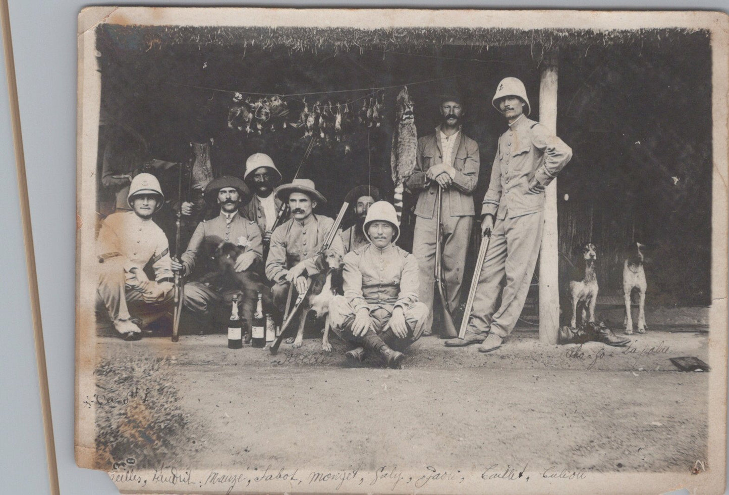 photo de marsouins armés de fusils de chasse dans un poste vers 1900 12x9 cm