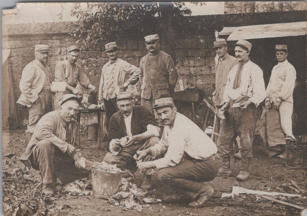 photo de poilus en train de préparer le repas 9x6 cm