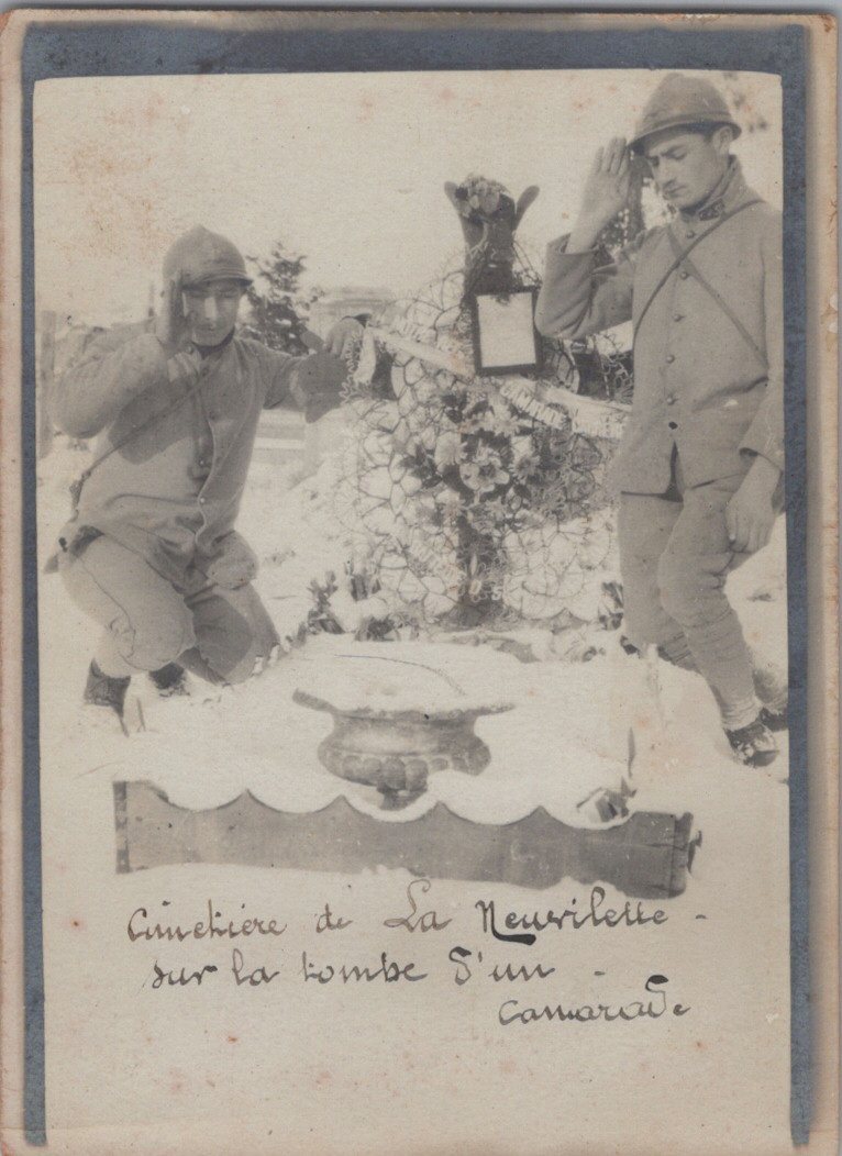 photo d'artilleurs devant la tombe de leur camarade La Neuvilette (Reims) 1914-18 9x6,5 cm