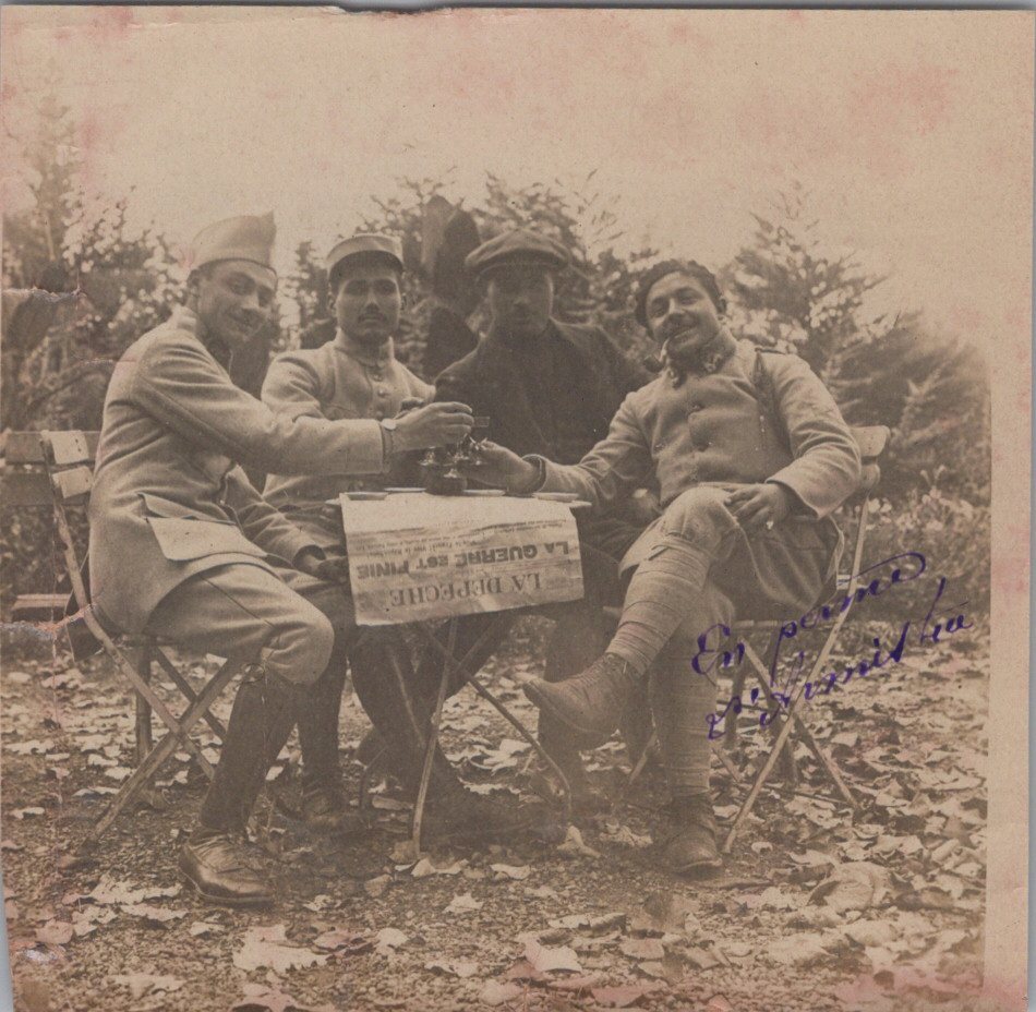 photos de poilus le jour de l'armistice avec journal la dépêche du midi 1918 8x8 cm