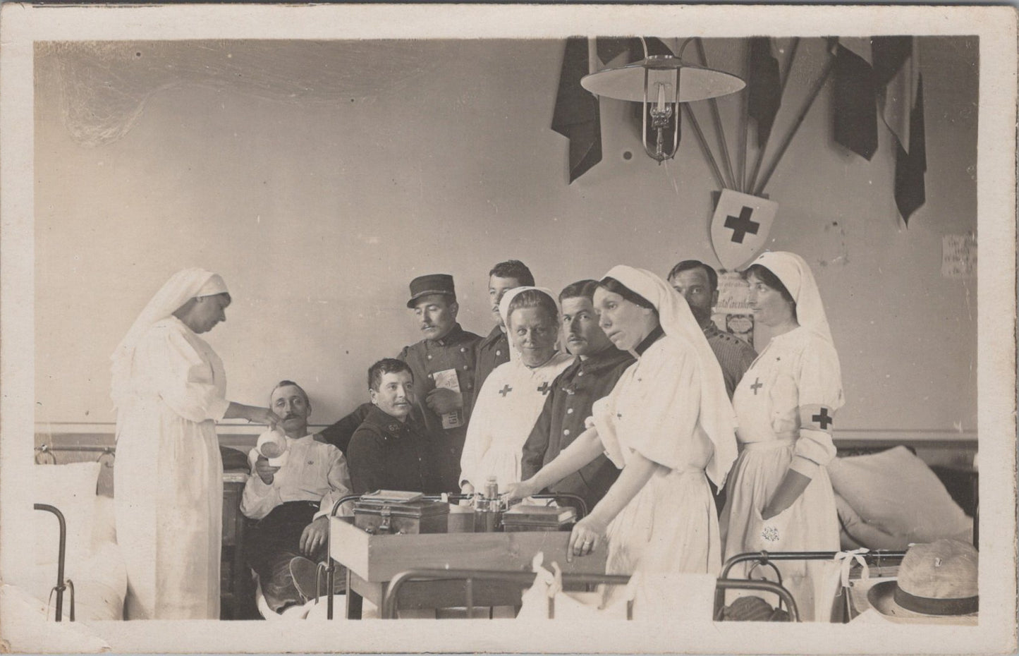 carte photo infirmières et blessés dans un hôpital 1914-18