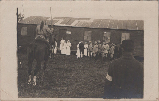 carte photo remise de la croix de guerre à deux infirmières hôpital de campagne