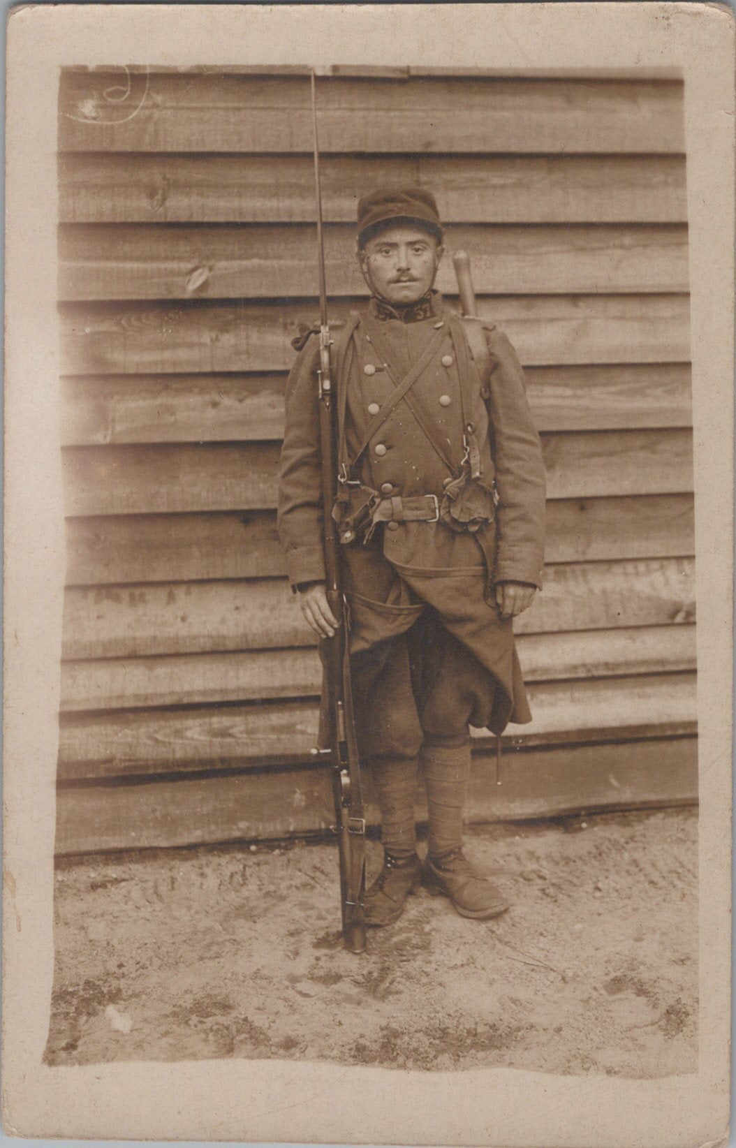 carte photo d'un poilu du 57°RI avec équipements ersatz 1914-15