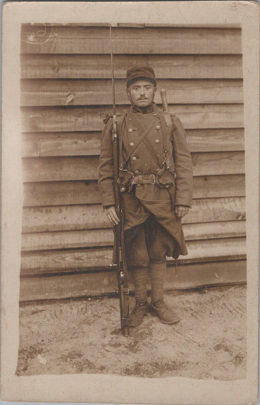 carte photo d'un poilu du 57°RI avec équipements ersatz 1914-15