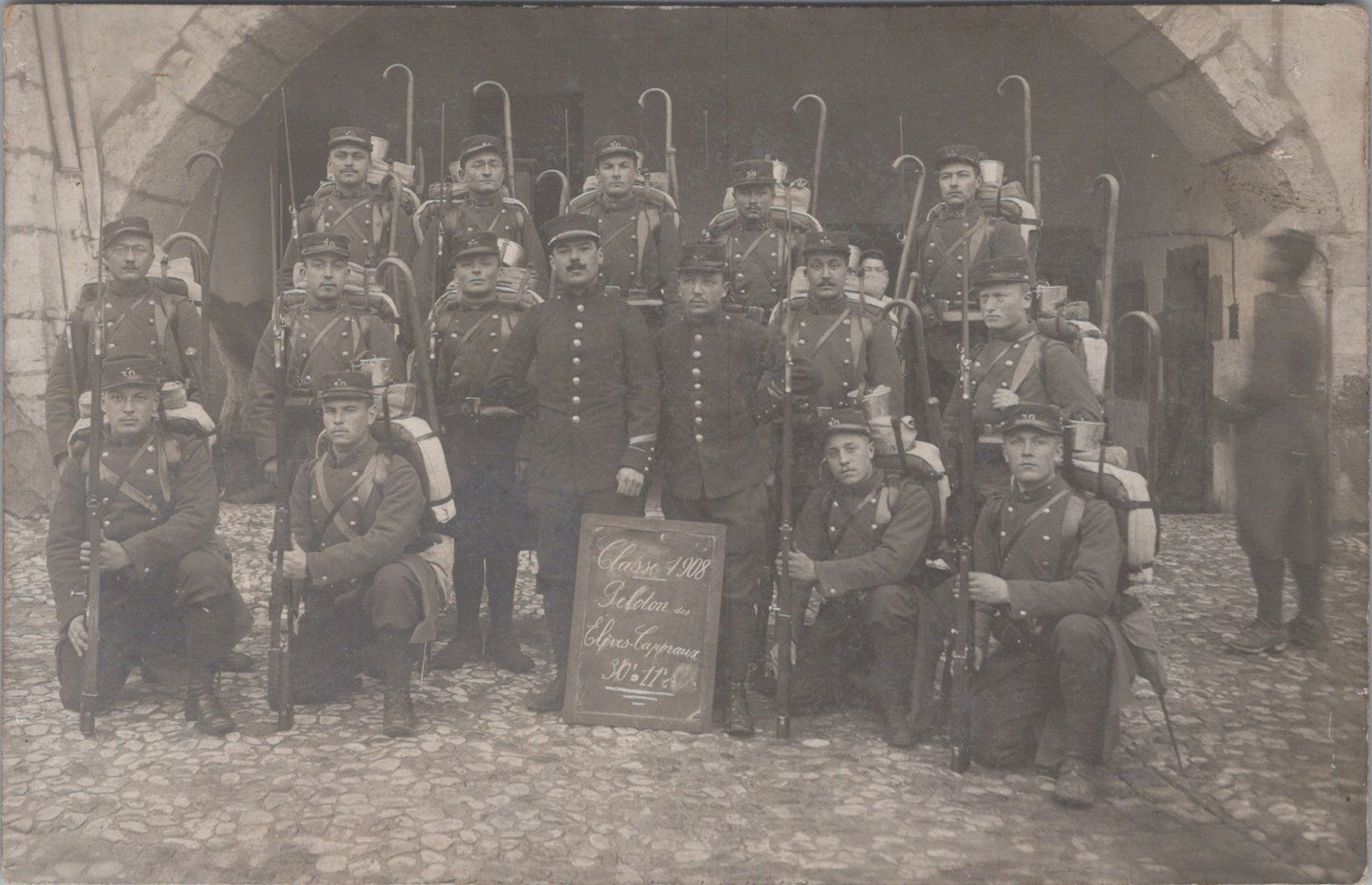 carte photo soldats du 30°RI Annecy avec cannes de montagne 1908