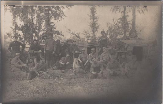 cartes photo de poilus devant des abris 1915