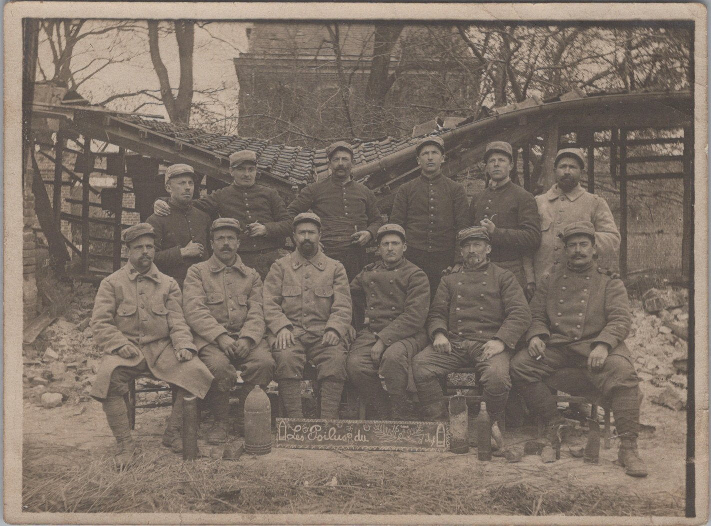 photos poilus du 16°RI devant obus capote poiret 12x9 cm