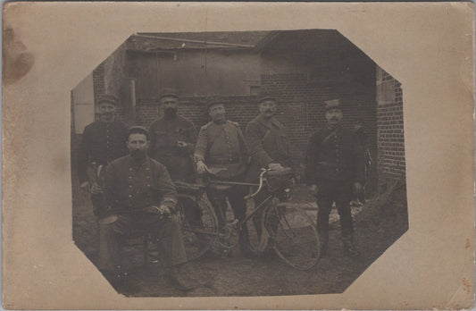 carte photo poilus avec cycliste 1915