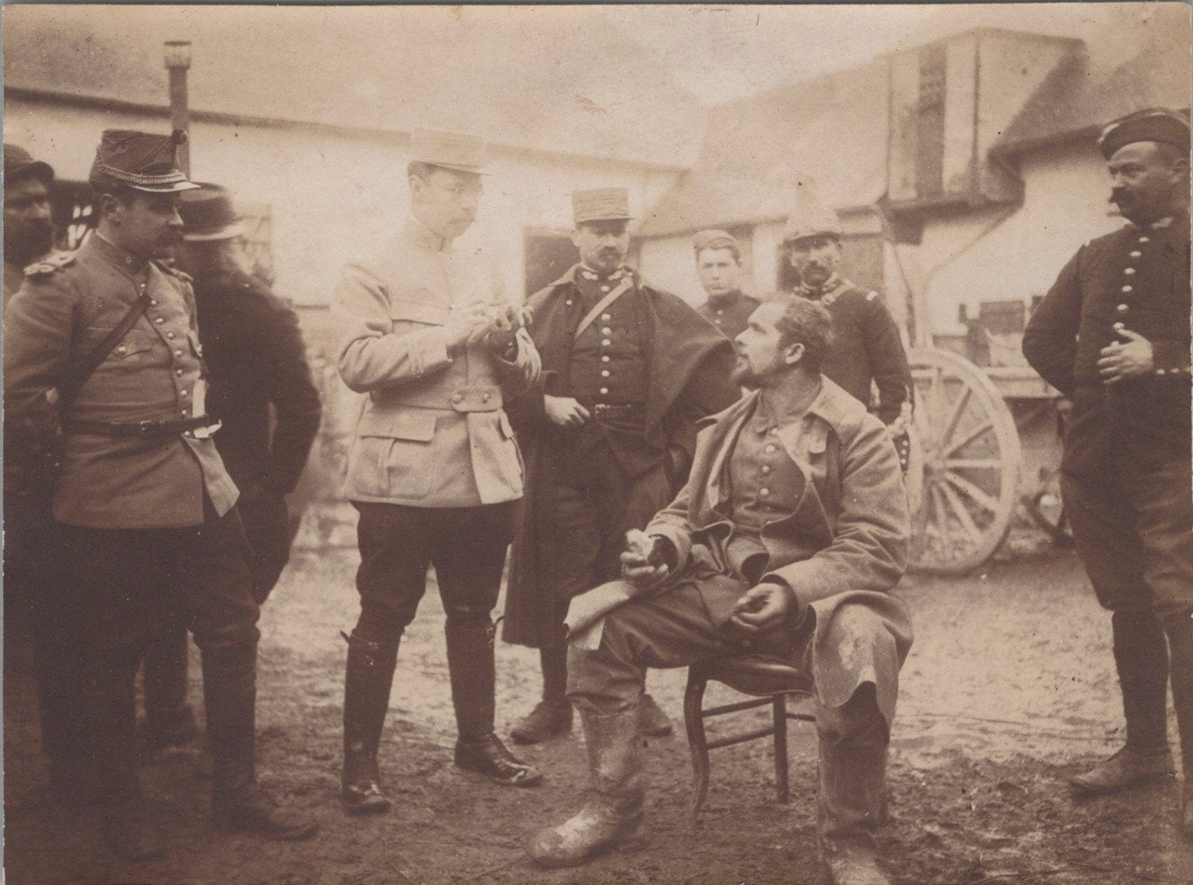 2 photos interrogatoire de prisonnier allemand 11x8,5 cm et 11x7 cm