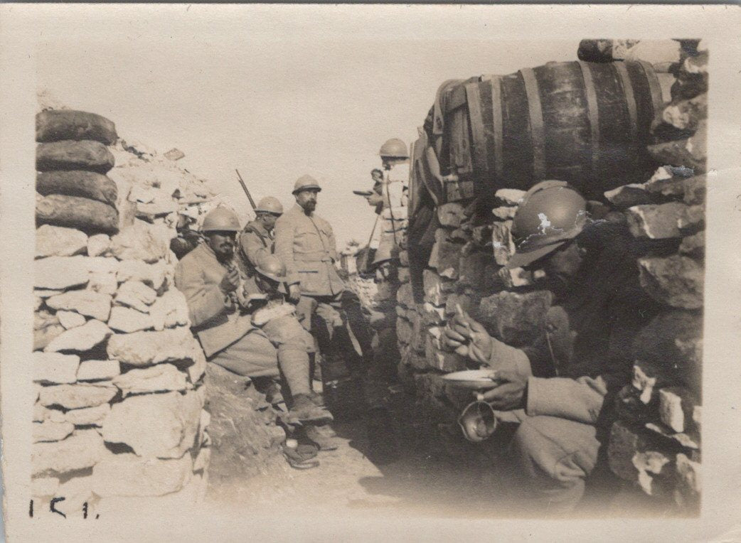 photo officers et poilus dans une tranchée 9x6,5 cm