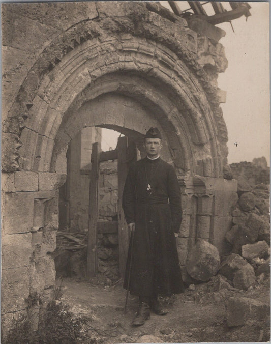 photo d'un aumônier militaire devant une ruine 11x9 cm