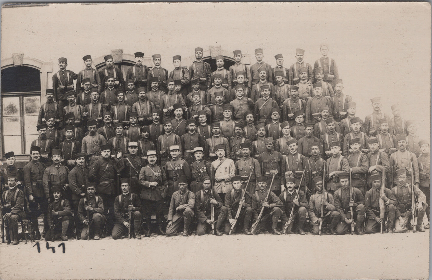 carte photo d'une compagnie du 8° tirailleurs tunisiens avec fanion 1918-19