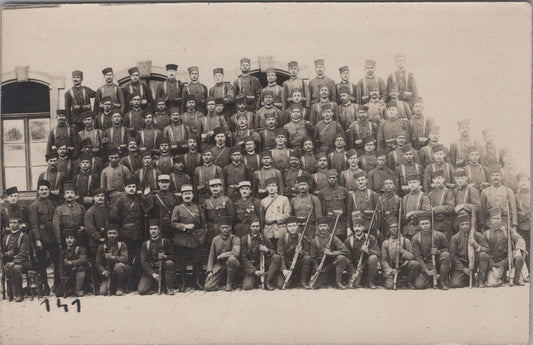 carte photo d'une compagnie du 8° tirailleurs tunisiens avec fanion 1918-19