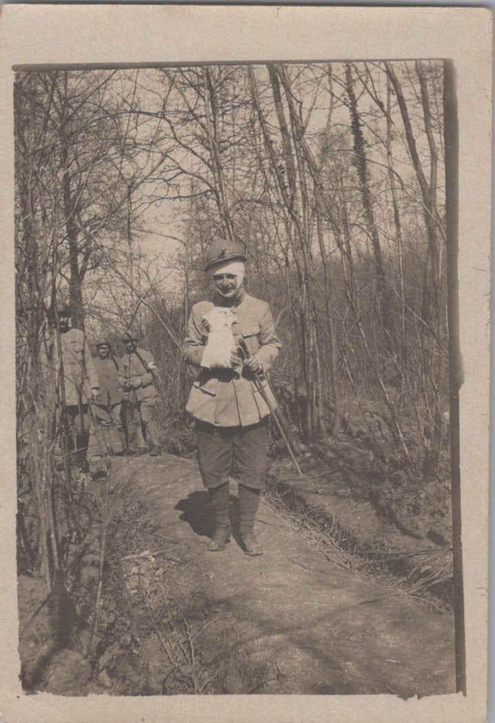 2 photos officier blessé avril 1917 Chemin des Dames 8,5x6 cm
