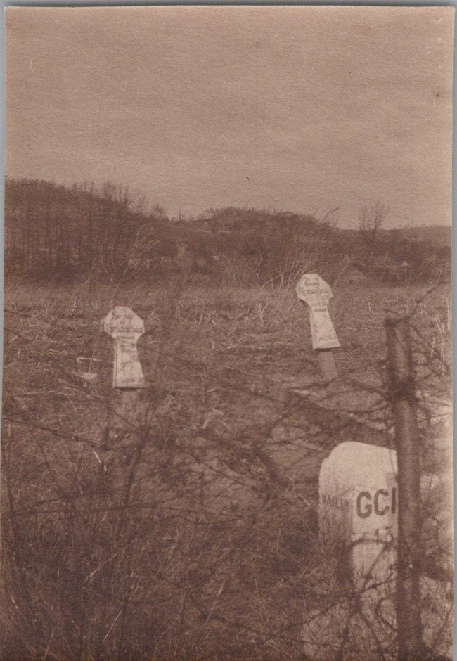 photo deux tombes françaises dans les lignes Boches Vailly, Chemin des Dames 8x5,5 cm