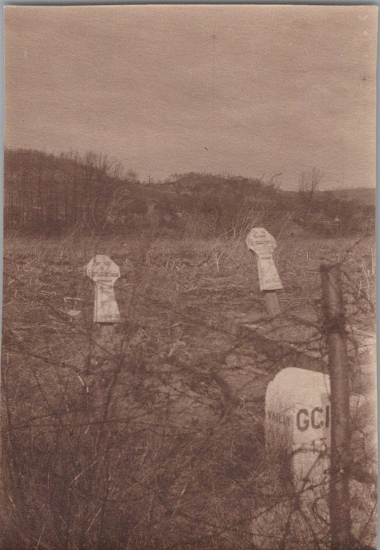 photo deux tombes françaises dans les lignes Boches Vailly, Chemin des Dames 8x5,5 cm