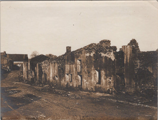 grande photo d'un village détruit, nom illisible 1914-18 17x12 cm