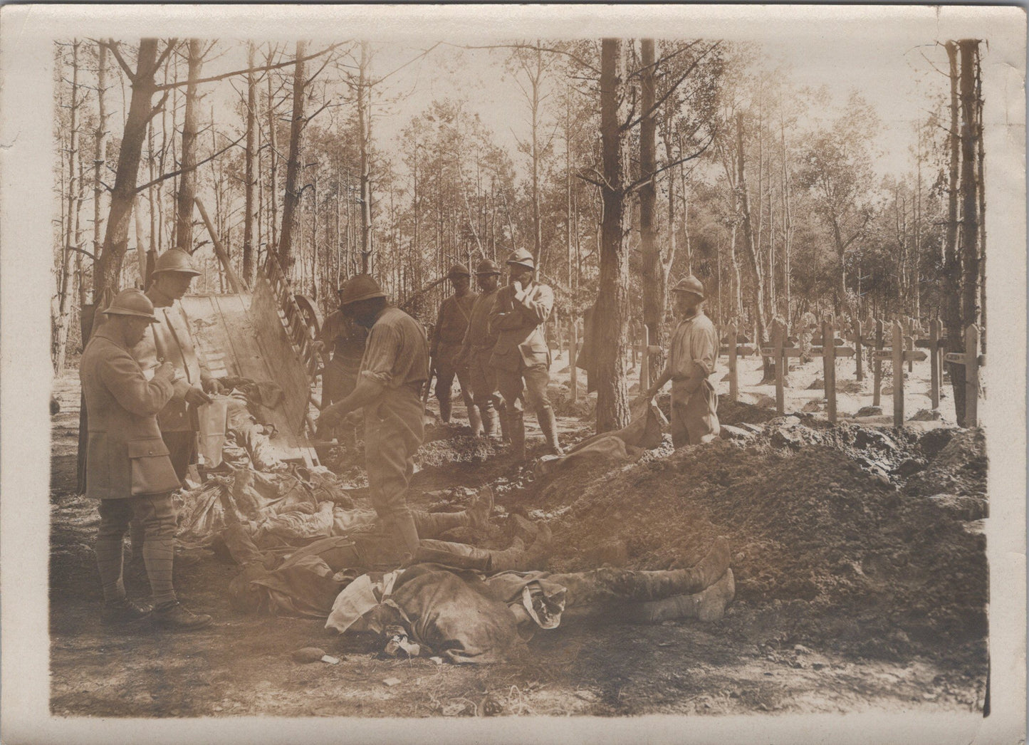 grande photo enterrement de morts Français dans un cimetière avec tombereau de cadavres 1914-18 17x12 cm