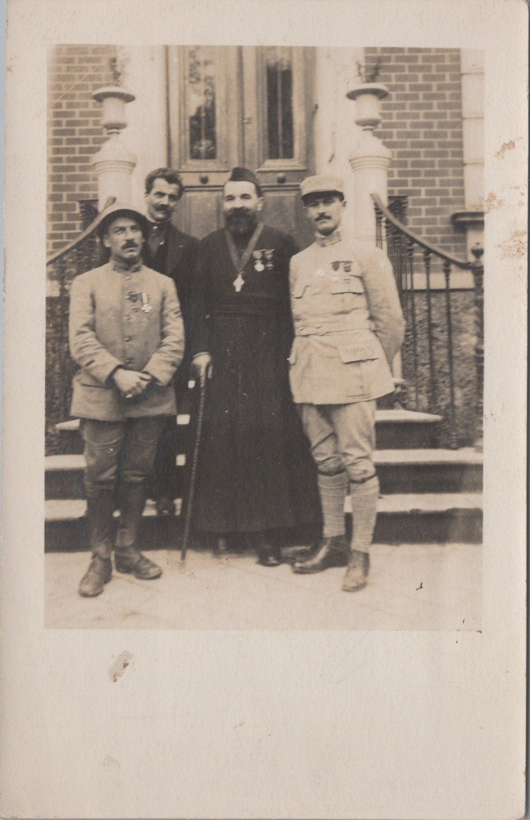 carte photo de poilus et d'un aumônier décoré 1914-1918