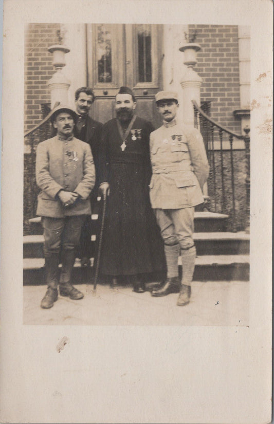 carte photo de poilus et d'un aumônier décoré 1914-1918