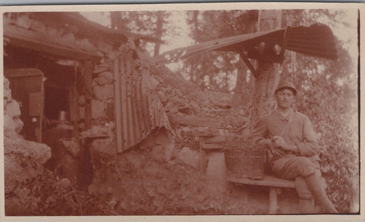photo d'un artilleur devant un abri 1914-1918 11x6,5 cm