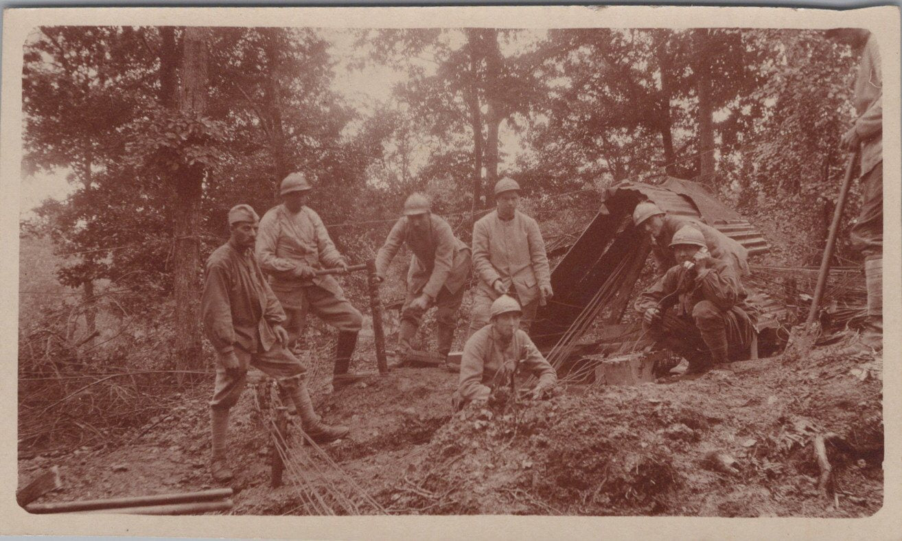 photo avec artilleurs devant un abri téléphone de campagne 1914-1918 11x6,5 cm