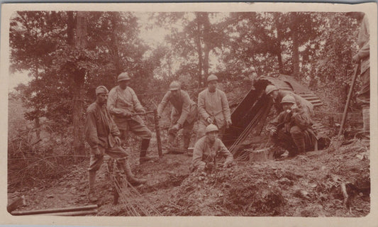photo avec artilleurs devant un abri téléphone de campagne 1914-1918 11x6,5 cm