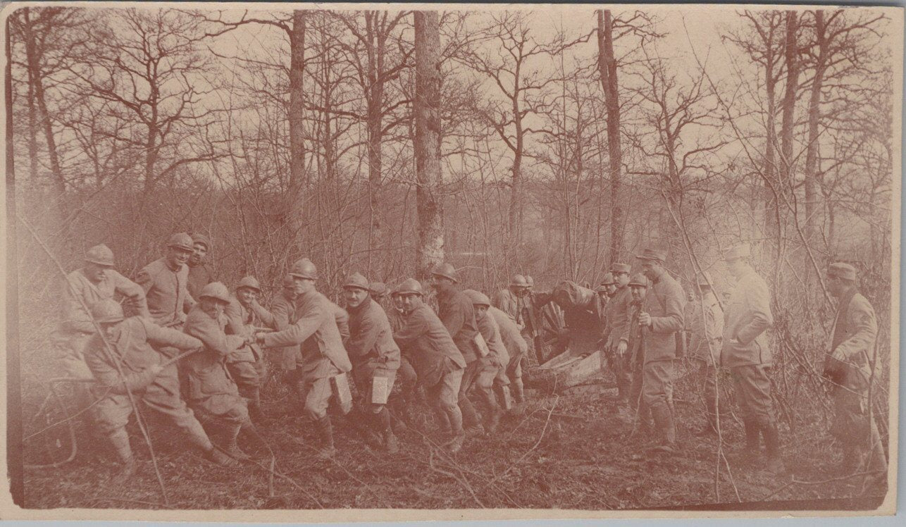 photo avec artilleurs trainant un canon de 90  1914-1918 11x6,5 cm