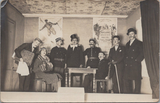 carte photo d'un spectacle militaire avec affiches