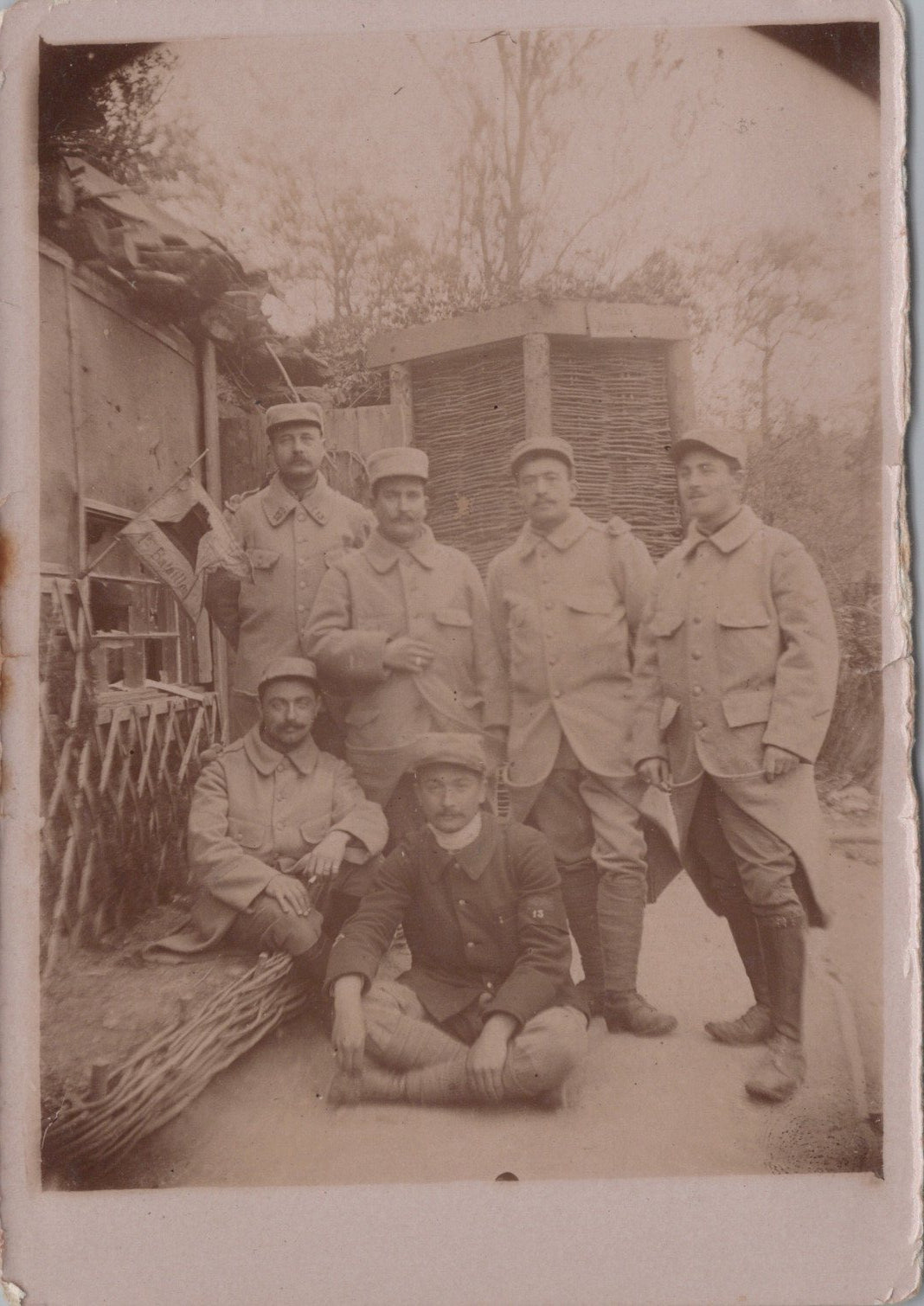 photo de poilus du 13°RI (Nevers) avec fanion 1914-1918 13x9 cm