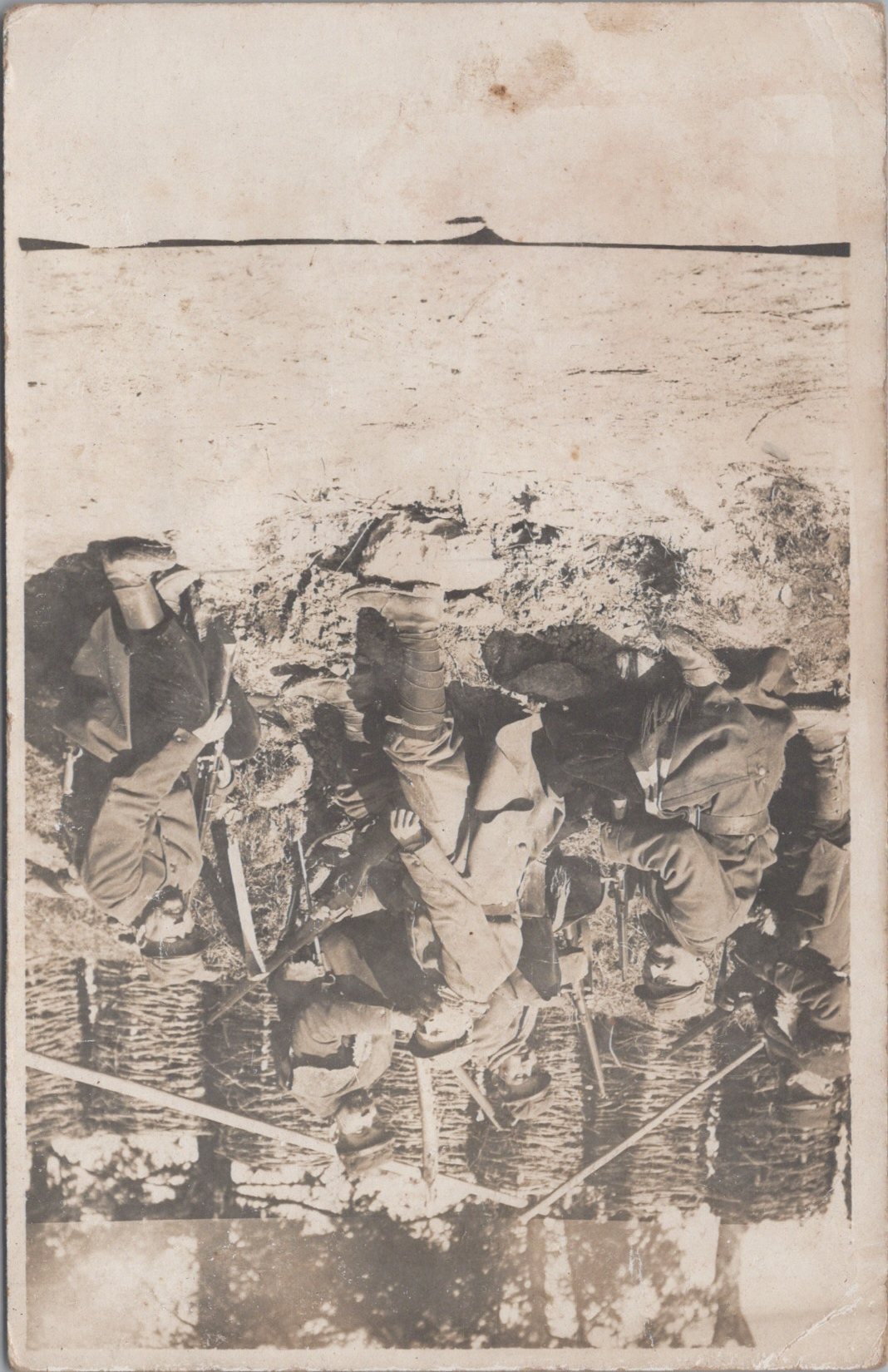 carte photo de territoriaux dans une tranchée derrière des gabions 1914-18