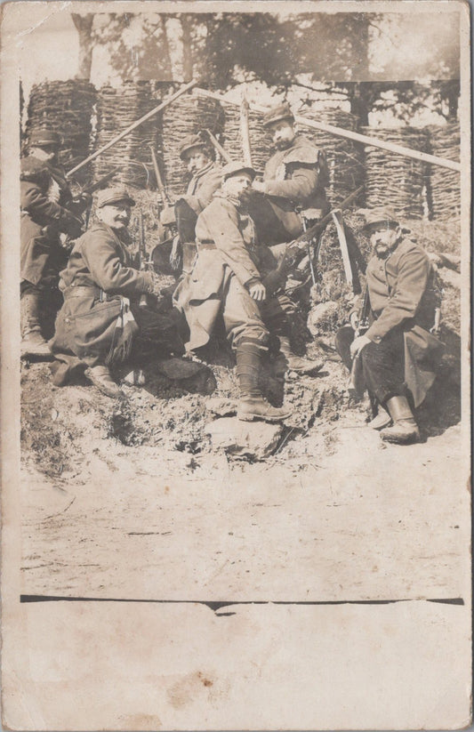 carte photo de territoriaux dans une tranchée derrière des gabions 1914-18