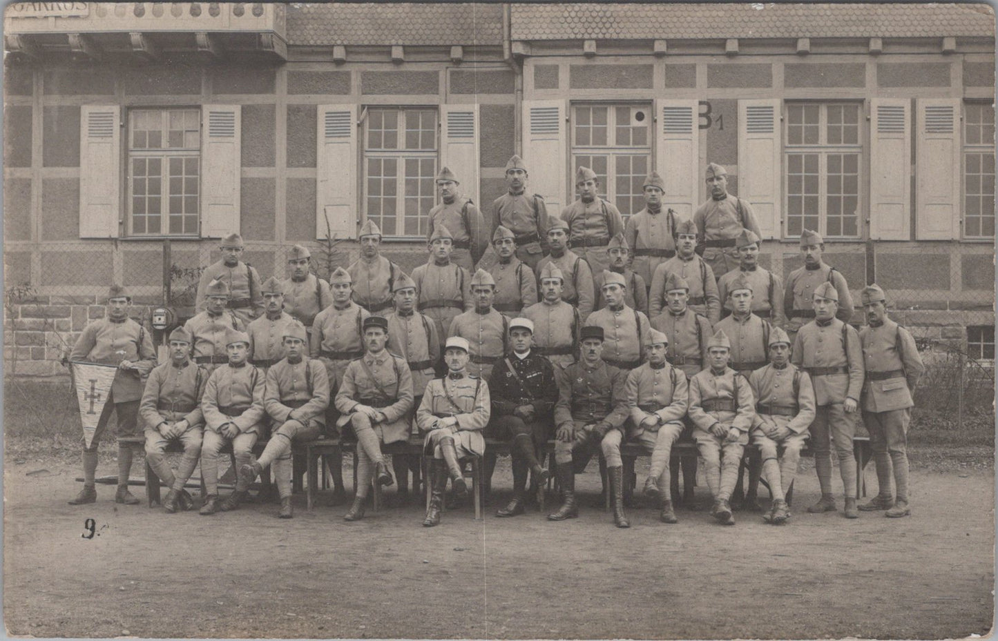 carte photo d'une unité d'aviation avec fanion années 20