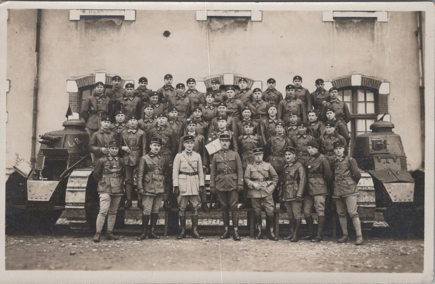 carte photo compagnie du 516° régiment de chars de combat Lunéville avec fanion années 20