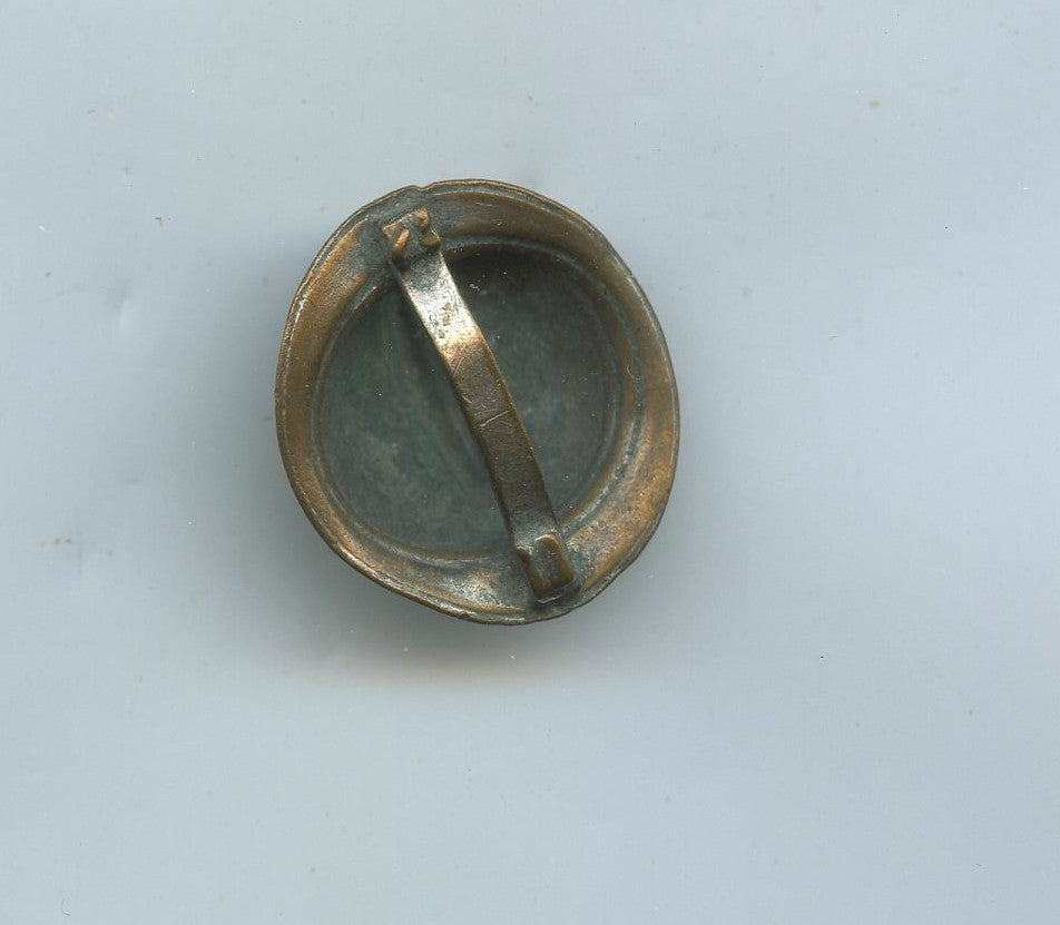 broche en laiton casque adrian 1914-18, grenade sur le devant 26x24 mm