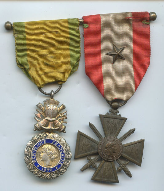 ensemble 2 médailles : médaille militaire et croix de guerre TOE montées sur attache à boules