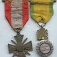 ensemble 2 médailles : médaille militaire et croix de guerre TOE montées sur attache à boules