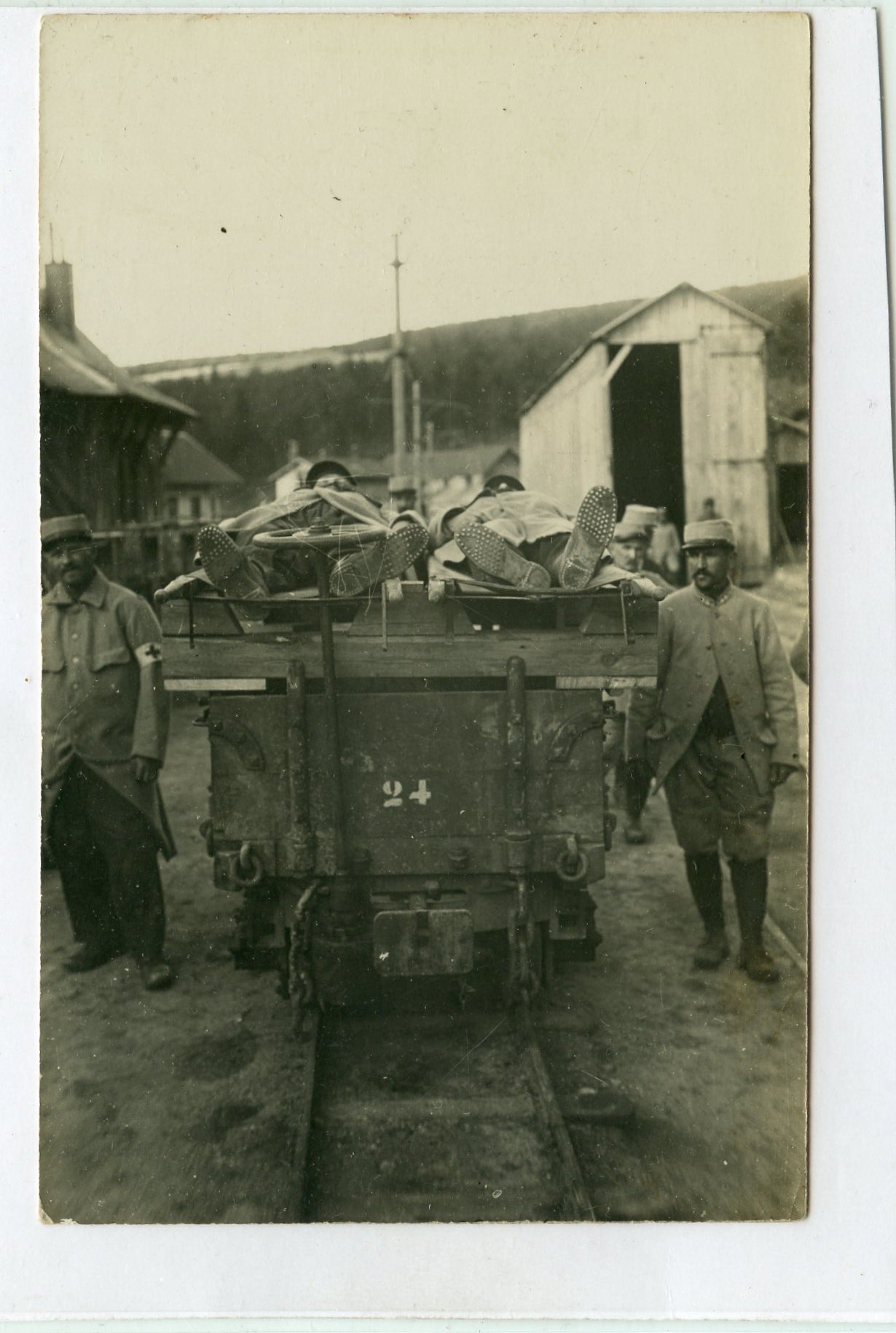 carte photo évacuation des blessés par Wagon de mine Schlucht Vosges 1915