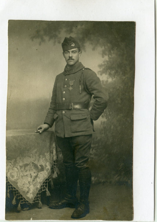 carte photo d'un chasseur du 29° bataillon de chasseurs à pied décoré de la croix de guerre 1914-1918