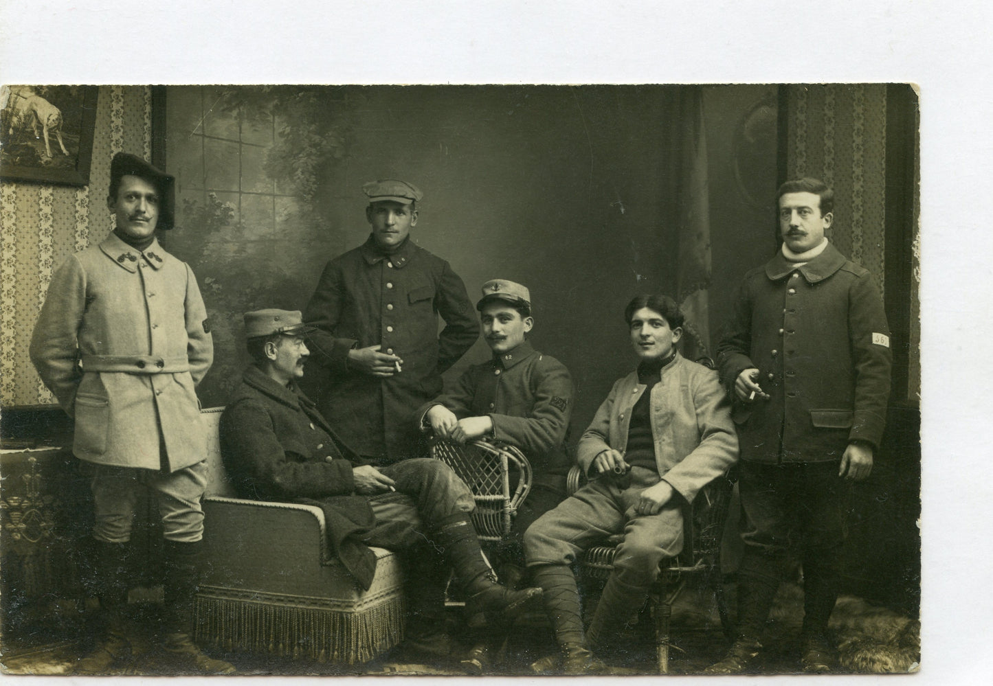 carte photo poilus certainement prisonniers dont un avec vélos sur le col de sa vareuse ! 1914-1918