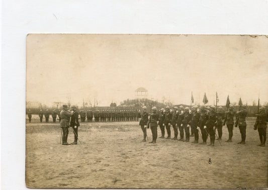 carte photo cérémonie chasseurs avec fanions et chefs de corps années 20