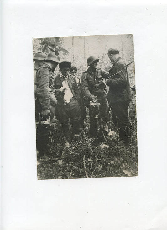 grande photo de propagande allemande partisans russes prisonniers 18x13 cm éditée à Bruxelles